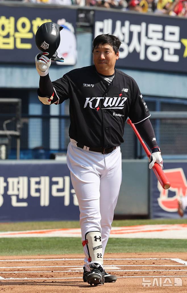[서울=뉴시스] 배훈식 기자 = 2026 신한 SOL KBO리그가 개막한 28일 오후 서울 송파구 잠실야구장에서 열린 LG 트윈스와 KT 위즈의 경기, 1회초 KT 김현수가 팬들에게 인사하고 있다. 2026.03.28. dahora83@newsis.com