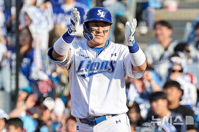 [대구=뉴시스] 이무열 기자 = 28일 대구 수성구 삼성라이온즈파크에서 열린 2026 신한 SOL KBO리그 개막전 롯데 자이언츠와 삼성 라이온즈 경기, 8회말 1사 주자 없는 상황에서 삼성 최형우가 안타를 친 뒤 기뻐하고 있다. 2026.03.28. lmy@newsis.com
