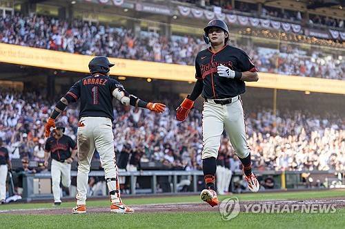 팀의 첫 득점을 올리는 이정후(오른쪽) [로이터=연합뉴스]