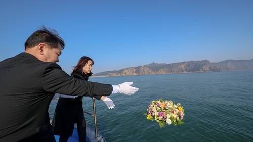 해상 헌화하는 강윤진 국가보훈부 차관 [사진제공=국가보훈부] 28일 오후 천안함 피격 현장인 백령도에서 강윤진 국가보훈부 차관이 고(故)이상희 하사의 부친인 이성우 천안함 46용사 유족회장과 함께 해상 헌화를 하고 있다.