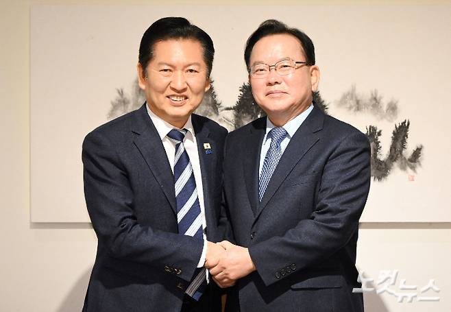 정청래 더불어민주당 대표와 김부겸 전 국무총리가 26일 서울 중구 달개비에서 회동 전 손을 맞잡고 있다. 국회사진기자단