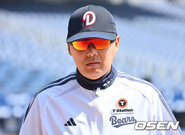 [OSEN=창원, 이석우 기자] 28일 창원NC파크에서 2026 신한 SOL KBO 리그 NC 다이노스와 두산 베어스의 경기가 열린다. 홈팀 NC는 구창모가, 방문팀 두산은 플렉센이 선발 출전한다. 두산 베어스 김원형 감독이 선수들의 훈련을 지켜보고 있다. 2026.03.28 / foto0307@osen.co.kr