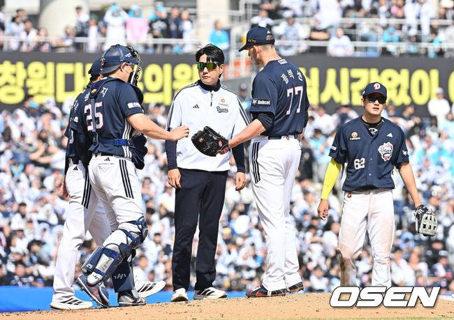 [OSEN=창원, 이석우 기자] 28일 창원NC파크에서 2026 신한 SOL KBO 리그 NC 다이노스와 두산 베어스의 경기가 열렸다. 홈팀 NC는 구창모가, 방문팀 두산은 플렉센이 선발 출전했다. 두산 베어스 플렉센이 3회말 1사 1,2루 상황에서 정재훈 투수 코치와 얘기하고 있다. 2026.03.28 / foto0307@osen.co.kr