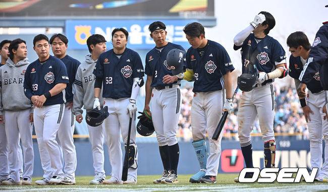 [OSEN=창원, 이석우 기자] 28일 창원NC파크에서 2026 신한 SOL KBO 리그 NC 다이노스와 두산 베어스의 경기가 열렸다. 홈팀 NC는 구창모가, 방문팀 두산은 플렉센이 선발 출전했다. 두산 베어스 선수들이 0-6으로 패한 후 팬들에게 인사를 하고 있다. 2026.03.28 / foto0307@osen.co.kr