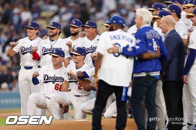 [사진] LA 다저스 선수들이 우승 반지 수여식에서 기념 사진을 찍고 있다. ⓒGettyimages(무단전재 및 재배포 금지)