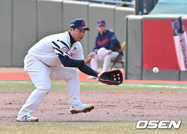 [OSEN=부산, 이석우 기자] 12일 부산 사직야구장에서 2026 신한 SOL KBO 리그 롯데 자이언츠와 KT 위즈의 시범경기가 열렸다. 이날 부산 사직과 이천, 대전, 광주, 마산 5개구장에서 막을 올렸다.롯데 자이언츠 한동희가 1회초 2사 3루 KT 위즈 허경민의 타구를 잡고 있다. 2026.03.12 / foto0307@osen.co.kr