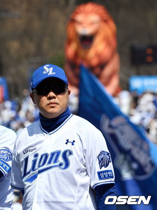 [OSEN=대구, 조은정 기자] 28일 대구삼성라이온즈파크에서 ‘2026 신한 SOL KBO 리그’ 삼성 라이온즈와 롯데 자이언츠의 개막전이 열린다.개막전 선발 투수로 삼성은 후라도를 롯데는 로드리게스를 내세웠다.삼성 박진만 감독이 도열하고 있다. 2026.03.28 /cej@osen.co.kr