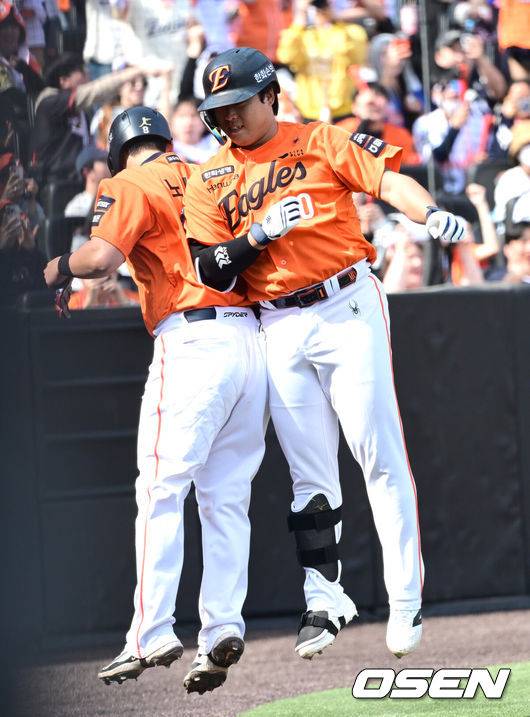 [OSEN=대전, 최규한 기자] 29일 대전 한화생명볼파크에서 ‘2026 신한 SOL KBO리그’ 한화 이글스와 키움 히어로즈의 경기가 열렸다.홈팀 한화는 왕옌청, 방문팀 키움은 하영민을 선발로 내세웠다. 3회말 무사 1루 상황 한화 강백호가 달아나는 좌중간 투런포를 날리고 홈을 밟은 뒤 노시환과 기뻐하고 있다. 2025.03.29 / dreamer@osen.co.kr