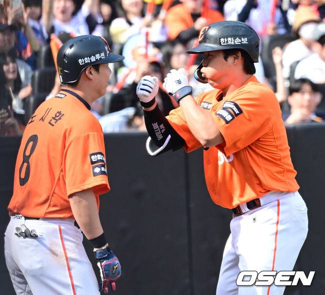 [OSEN=대전, 최규한 기자] 29일 대전 한화생명볼파크에서 ‘2026 신한 SOL KBO리그’ 한화 이글스와 키움 히어로즈의 경기가 열렸다.홈팀 한화는 왕옌청, 방문팀 키움은 하영민을 선발로 내세웠다. 3회말 무사 1루 상황 한화 강백호가 달아나는 좌중간 투런포를 날리고 홈을 밟은 뒤 노시환과 기뻐하고 있다. 2025.03.29 / dreamer@osen.co.kr