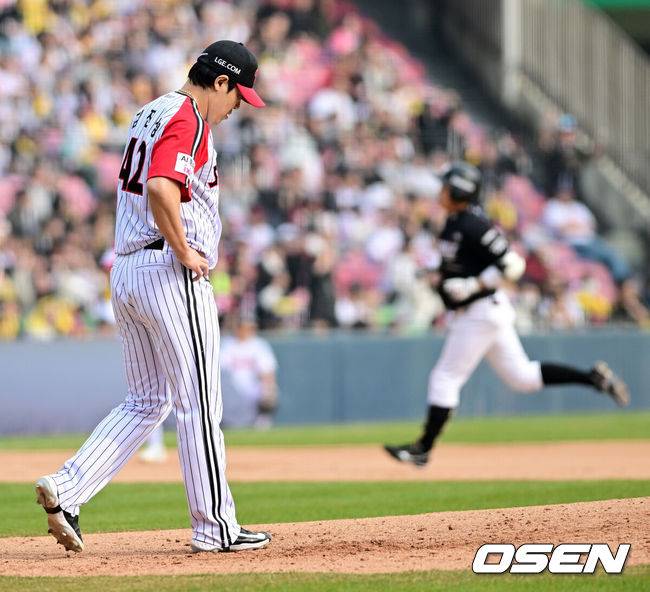 [OSEN=잠실, 지형준 기자] 29일 서울 잠실야구장에서 2026 신한 SOL KBO리그 LG 트윈스와 KT 위즈의 경기가 열렸다. 이날 LG는 임찬규, KT는 소형준을 선발로 내세웠다.6회초 2사 1루에서 LG 김진성이 KT 허경민에 동점 좌월 투런포를 허용하며 아쉬워하고 있다. 2026.03.29&nbsp;/ jpnews@osen.co.kr