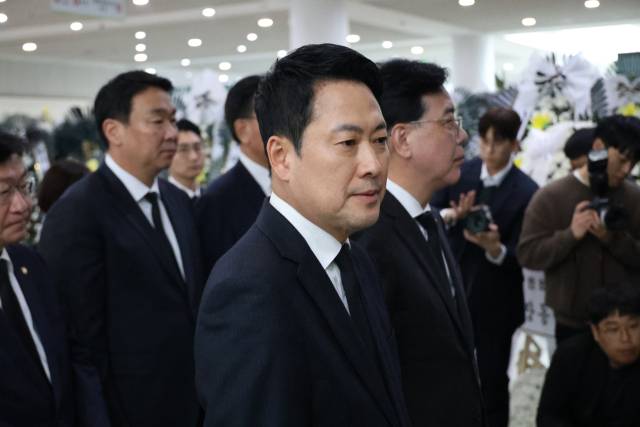 ▲국민의힘 장동혁 대표가 27일 오후 대전시청에 마련된 대덕구 안전공업 화재 희생자 합동분향소를 찾아 참배하고 있다. ⓒ연합뉴스