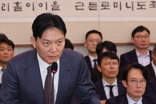 ▲이화영 전 경기도 평화부지사의 대북 송금 사건을 수사했던 박상용 법무연수원 교수가 서울 여의도 국회에서 열린 법무부 등에 대한 법제사법위원회 국정감사에서 국민의힘 주진우 의원 질의에 답하고 있는 가운데 이화영 전 경기도 평화부지사가 이를 듣고 있다.ⓒ연합뉴스