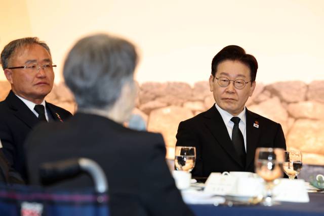 ▲이재명 대통령이 29일 제주시의 한 호텔에서 열린 제주 4·3 희생자 유족과의 오찬에서 참석자 발언을 듣고 있다. ⓒ연합뉴스