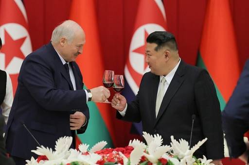 지난 26일 알렉산더 루카센코 벨라루스 대통령(왼쪽)의 평양 방문을 환영하기 위해 열린 연회에서 루카센코와 북한 김정은 국무위원장이 건배하고 있다. 노동신문·뉴스1.