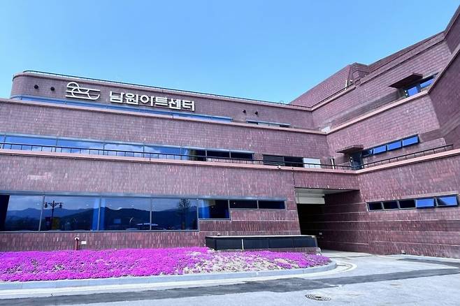 이을 작가의 ‘춘향 Re: PLAY’ 전시가 열리고 있는 전북 남원아트센터. 남원시 제공