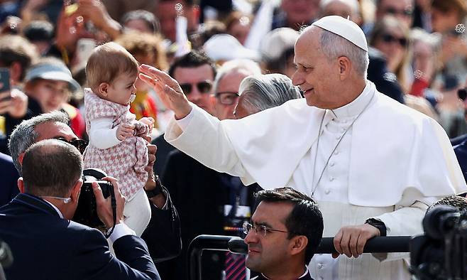 28일(현지시간) 하루 일정으로 모나코를 방문한 레오 14세 교황이 미사 집전을 위해 루이&nbsp;2세 스타디움에 입장하며 환호하는 대중에게 손을 흔들고 있다. 모나코는 가톨릭이 국교로 약 3만8000명 인구&nbsp;대부분이 가톨릭 신자다. 로이터연합