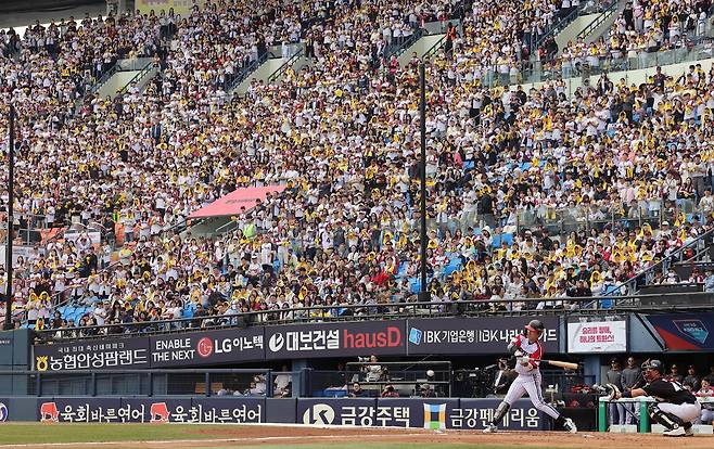 프로야구 정규시즌이 개막한 가운데 29일 LG 트윈스와 KT 위즈의 경기가 열린 서울 잠실야구장에서 팬들이 열띤 응원을 펼치고 있다.