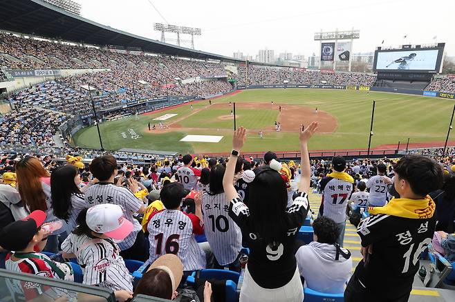 프로야구 정규시즌이 개막한 가운데 29일 LG 트윈스와 KT 위즈의 경기가 열린 서울 잠실야구장에서 팬들이 열띤 응원을 펼치고 있다. /2026.03.29./이재문 기자