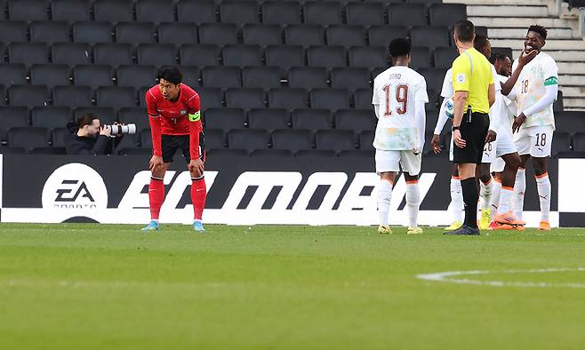 한국 축구 국가대표팀이 28일 영국 밀턴킨스 스타디움 MK에서 열린 코트디부아르와의 평가전에서 0-4로 충격적인 패배를 당했다. 경기가 종료된 후 ‘캡틴’ 손흥민(왼쪽)이 고개를 떨구며 아쉬워하고 있다. 밀턴킨스=연합뉴스