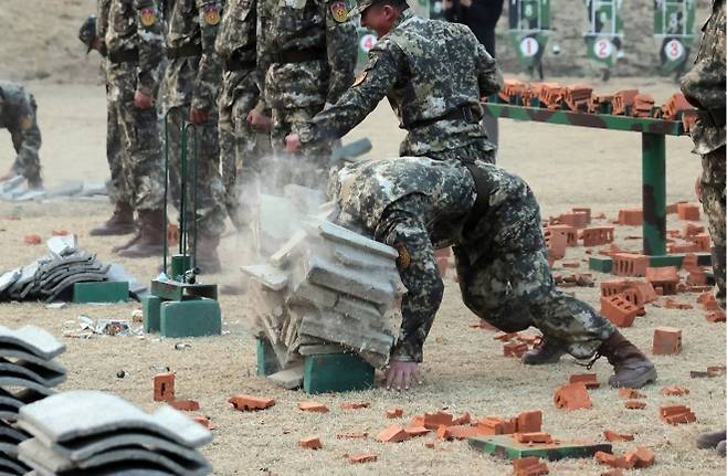 김정은, 총참모부 작전국 직속 특수부대 훈련 참관 - 김정은 북한 국무위원장이 총참모부 작전국 직속 특수작전훈련부대 전투원들의 훈련 실태를 점검하고 훈련을 참관했다고 조선중앙통신이 29일 보도했다. 2026.3.29 연합뉴스