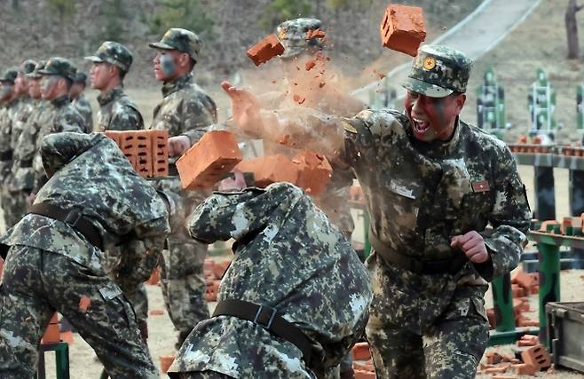 김정은, 총참모부 작전국 직속 특수부대 훈련 참관 - 김정은 북한 국무위원장이 총참모부 작전국 직속 특수작전훈련부대 전투원들의 훈련 실태를 점검하고 훈련을 참관했다고 조선중앙통신이 29일 보도했다. 2026.3.29 연합뉴스