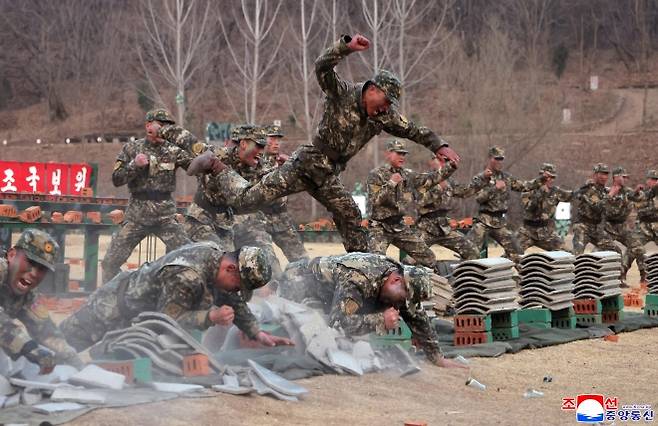 김정은, 총참모부 작전국 직속 특수부대 훈련 참관 - 김정은 북한 국무위원장이 총참모부 작전국 직속 특수작전훈련부대 전투원들의 훈련 실태를 점검하고 훈련을 참관했다고 조선중앙통신이 29일 보도했다. 2026.3.29 연합뉴스