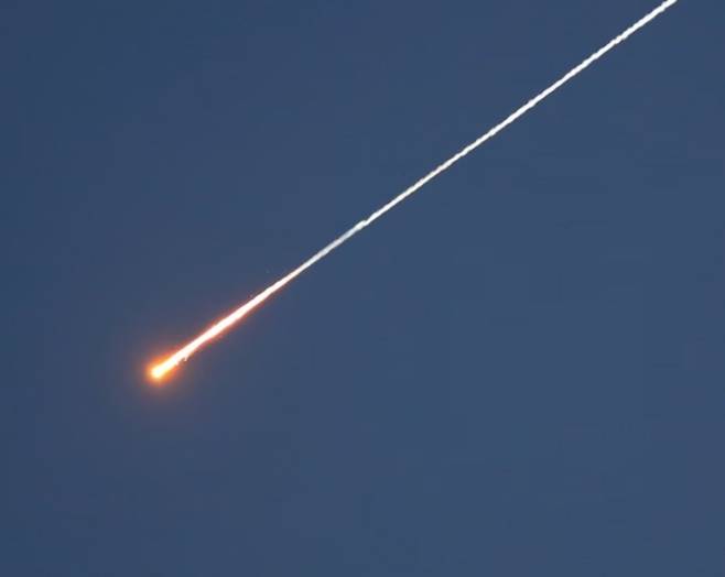 28일(현지시간) 예멘에서 이스라엘을 향해 발사된 미사일 궤적이 서안 지구 헤브론 상공에서 포착됐다. 게티이미지 멀티비츠