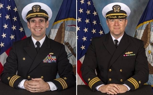 미국과 이스라엘의 대이란 군사작전 ‘장대한 분노’ 개시 첫날 발생한 이란 초등학교 오폭 사건과 관련해, 각국 주재 이란 대사관 측이 미군 장교들 신상을 까발렸다. 28일(현지시간) 남아프리카공화국 주재 이란 대사관은 공식 소셜미디어(SNS)에 “이 두 명의 범죄자를 기억하라”며 미 해군 구축함 USS 스프루언스(DDG 111·9700t급) 함장 리 R. 테이트(사진 왼쪽)와 부함장 제프리 E. 요크의 사진을 공개했다. 2026.3.28 남아공 주재 이란 대사관