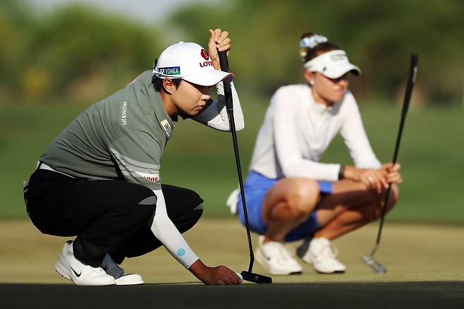 퍼팅을 준비하고 있는 김효주(왼쪽)와 넬리 코르다. 사진 제공=AFP연합뉴스