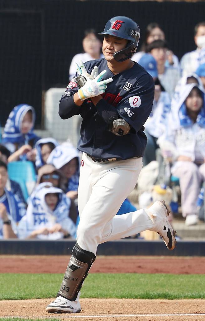 롯데 자이언츠의 손호영이 29일 대구 삼성라이온즈파크에서 열린 2026 신한 SOL뱅크 KBO리그 삼성 라이온즈전에서 4회 말 1사 후 솔로 홈런을 친 뒤 세리머니를 하고 있다. 연합뉴스