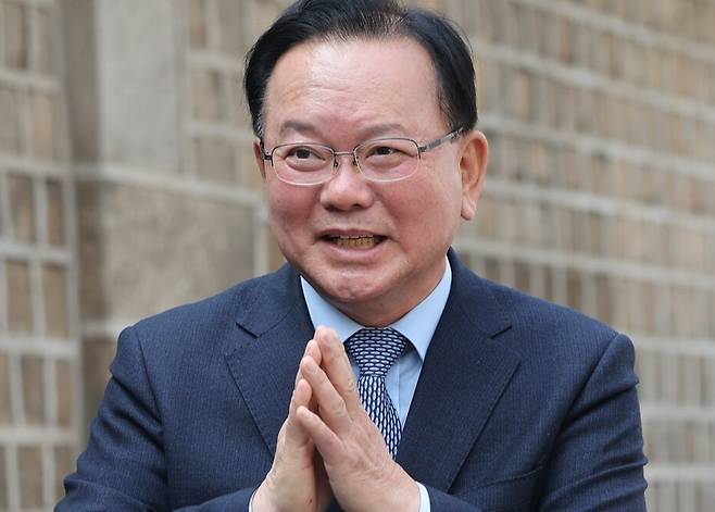 김부겸 전 국무총리가 26일 서울 중구 달개비에서 더불어민주당 정청래 대표와 회동을 마친 뒤 이동하고 있다. ⓒ연합뉴스