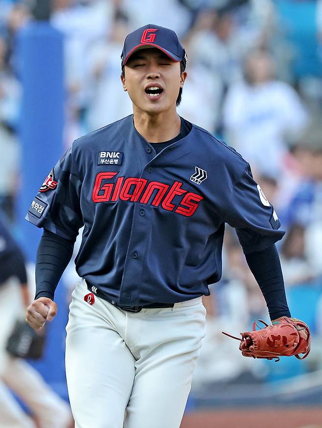 롯데 박정민이 29일 대구 삼성전서 9회말 경기를 마무리한 뒤 환호하고 있다. 대구｜뉴시스