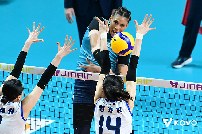 여자 배구 GS칼텍스 지젤 실바가 28일 장충체육관에서 열린 플레이오프 2차전 현대건설전에서 스파이크를 때리고 있다. KOVO 제공