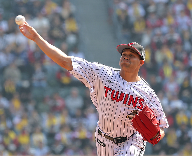 LG 요니 치리노스가 28일 잠실에서 열린 KT와 시즌 개막전 선발 등판해 투구하고 있다. 연합뉴스