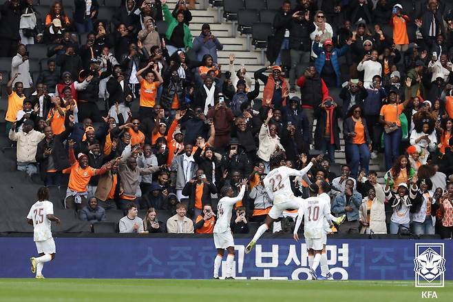 28일(한국시간) 영국 밀턴킨스의 스타디움MK에서 열린 한국과 코트디부아르의 평가전에서 골을 넣은 뒤 기뻐하고 있는 코트디부아르 선수들과 팬들. /사진=대한축구협회 제공
