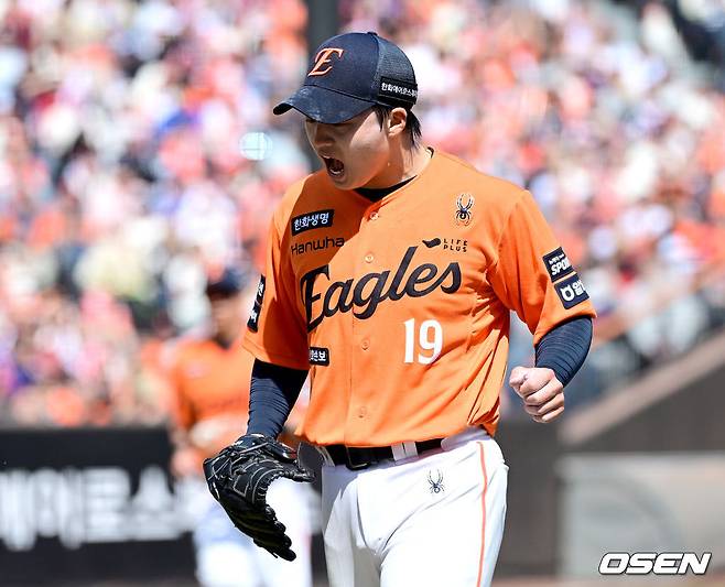 왕옌청이 이닝을 마친 뒤 포효하고 있다.