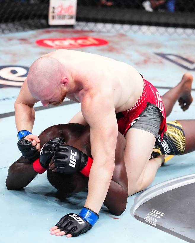 조 파이퍼(위)가 29일(한국시간) 미국 워싱턴주 시애틀 클라이멋 플레지 아레나에서 열린 'UFC 파이트 나이트: 아데산야 vs 파이퍼' 메인 이벤트 경기에서 이스라엘 아데산야를 파운딩하고 있다. /사진=UFC 공식 사회관계망서비스(SNS)