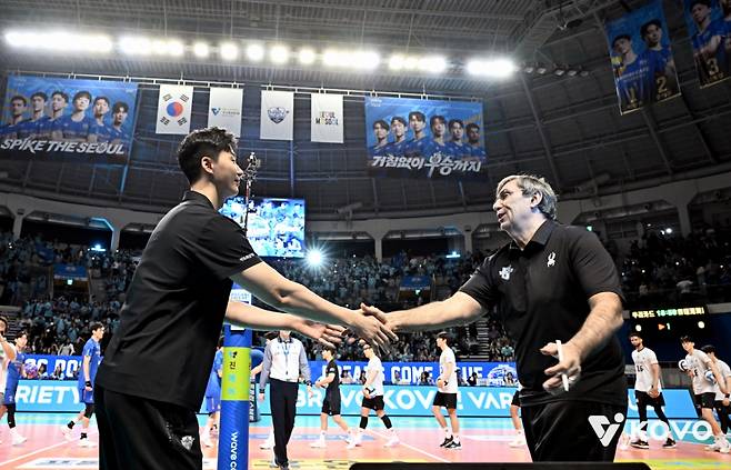 29일 서울 장충체육관에서 열린 진에어 2025~2026 프로배구 V-리그 남자부 플레이오프 2차전 우리카드와 현대캐피탈의 경기, 인사를 나누고 있는 박철우(왼쪽) 우리카드 감독대행과 블랑 현대캐피탈 감독. /사진=한국배구연맹 제공