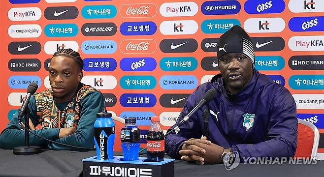공식 기자회견 하는 코트디부아르 (밀턴킨스[영국]=연합뉴스) 최재구 기자 = 한국과의 경기를 앞둔 코트디부아르전 축구대표팀의 에메르스 파에 감독과 마르시알 고도가 27일(현지시간) 영국 밀턴킨스 스타디움 MK에서 공식 기자회견을 하고 있다. 2026.3.28 jjaeck9@yna.co.kr