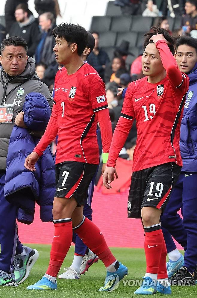 4대 0 이라니.... (밀턴킨스[영국]=연합뉴스) 최재구 기자 = 한국축구국가대표팀이 손흥민과 이강인이 28일(현지시간) 영국 밀턴킨스 스타디움 MK에서 열린 코트디부아르와 평가전에서 4-0으로 패하고 아쉬워하고 있다. 2026.3.29 jjaeck9@yna.co.kr