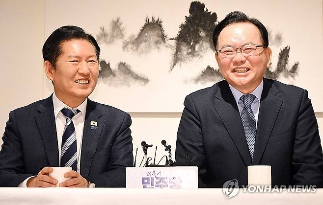 회동하는 정청래 대표와 김부겸 전 국무총리 (서울=연합뉴스) 더불어민주당 정청래 대표와 김부겸 전 국무총리가 26일 서울 중구 달개비에서 회동하고 있다. 2026.3.26 [국회사진기자단] photo@yna.co.kr