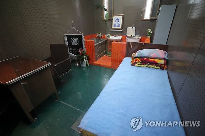 박종철 열사가 고문 당한 남영동 대공분실 509호 (서울=연합뉴스) 임화영 기자 = 6월 항쟁 33주년을 맞은 10일 오후 서울 용산구 옛 남영동 대공분실 509호에 박종철 열사의 추모 공간이 마련돼있다. 509호는 박종철 열사가 경찰 고문을 받다 숨진 조사실이다. 2020.6.10 hwayoung7@yna.co.kr