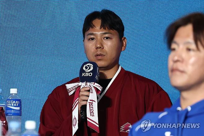 질문 답하는 키움 하영민 (서울=연합뉴스) 윤동진 기자 = 키움 하영민이 26일 서울 롯데호텔 월드에서 열린 2026 신한 SOL KBO 리그 미디어데이에서 질문에 답하고 있다. 2026.3.26 mon@yna.co.kr