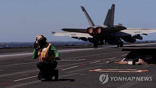 미 항모 제럴드 포드호에서 출격하는 전투기 [로이터 연합뉴스 자료사진. 재판매 및 DB 금지]