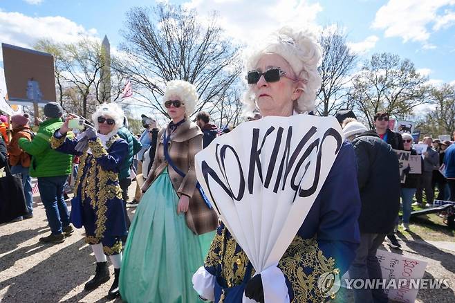 왕정 연상시키는 복장의 노 킹스 시위 참가자 [AFP 연합뉴스. 재판매 및 DB 금지]