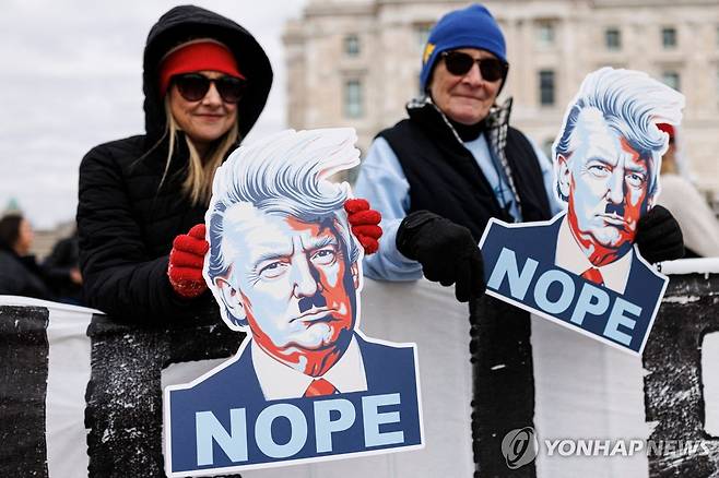 28일(현지시간) 미국 미네소타주 의회 밖에 모인 '노 킹스'(No Kings) 시위대 [AFP 연합뉴스 자료사진. 재판매 및 DB 금지]