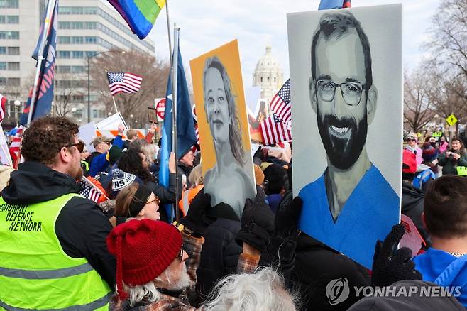 28일(현지시간) 미국 미네소타주 의회 밖에 모인 '노 킹스'(No Kings) 시위대.  시위대가 지난 1월 ICE의 총격으로 숨진 미국인 르네 굿과 알렉스 프레티의 초상화를 들고 있다. [AP 연합뉴스 자료사진. 재판매 및 DB 금지]