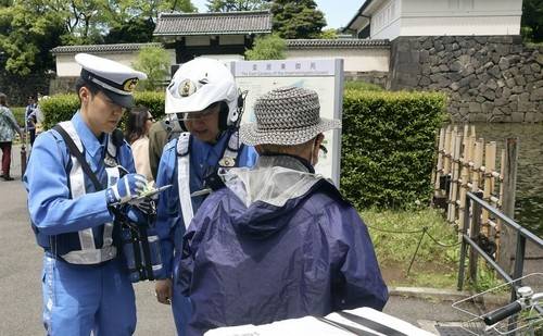 자전거 운전자를 계도하는 일본 경찰 [교도 연합뉴스 자료사진. 재판매 및 DB 금지]