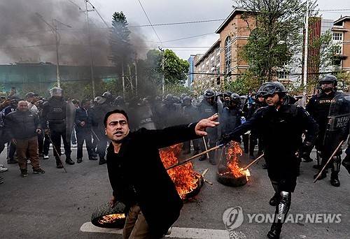 올리 전 체포에 항의하는 지지자들 [로이터 연합뉴스. 재판매 및 DB 금지]
