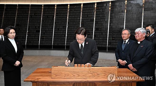 방명록 작성하는 이재명 대통령 (제주=연합뉴스) 김도훈 기자 = 이재명 대통령이 29일 제주 4·3 평화공원 내 위패봉안실에서 방명록을 작성하고 있다.
    이재명 대통령은 "제주 4·3을 기억하며 국가폭력의 재발을 막기 위해, 민형사 시효제도를 폐기하겠습니다"라고 적었다. 2026.3.29 [청와대통신사진기자단] superdoo82@yna.co.kr